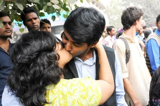 चौराहे पर चुम्मा क्रांति  : कीस आफ लव